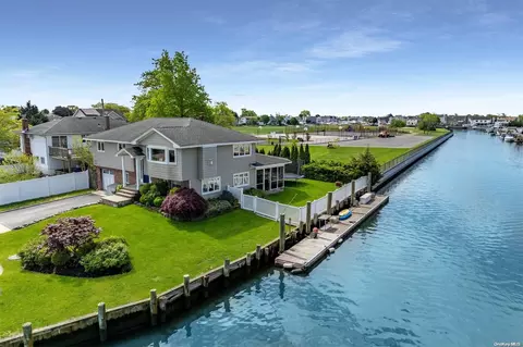 30 Jefferson Pl, Massapequa, NY 11758