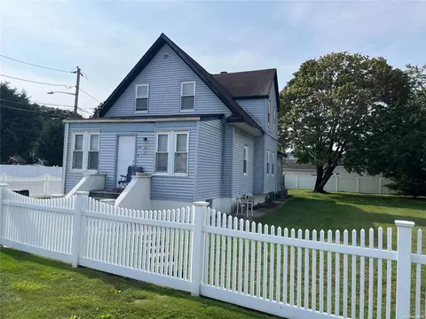 150 29th St, Copiague, NY 11726