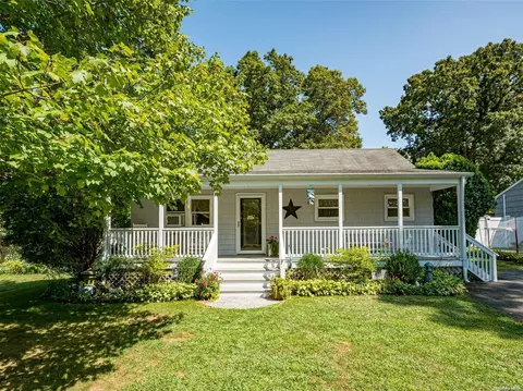 7 Seneca Trl, Ridge, NY 11961