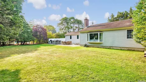 5 Ludlow Ln, Hampton Bays, NY 11946