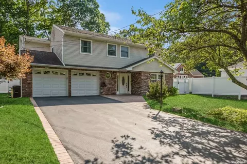6 Winthrop Dr, Woodbury, NY 11797