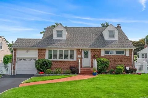 33 Underhill Ave, Syosset, NY 11791