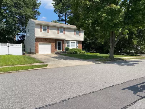 26 Miami Rd, Bethpage, NY 11714