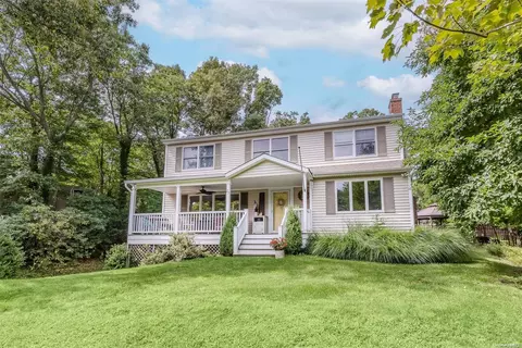 27 Pilgrim Dr, Port Jefferson, NY 11777