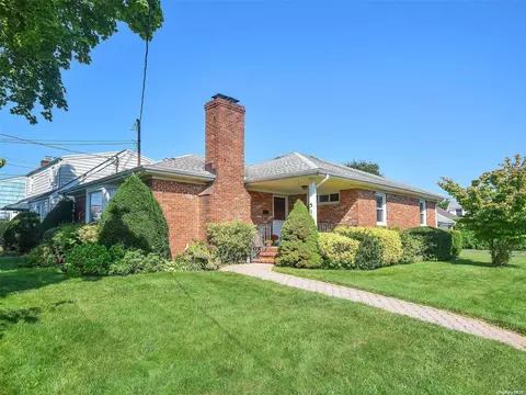51 3rd St, Glen Cove, NY 11542
