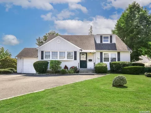 2 John St, North Hempstead, NY 11548