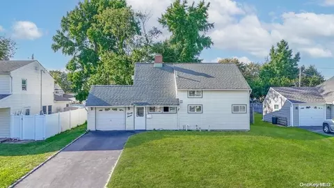 27 Eve Ln, Levittown, NY 11756