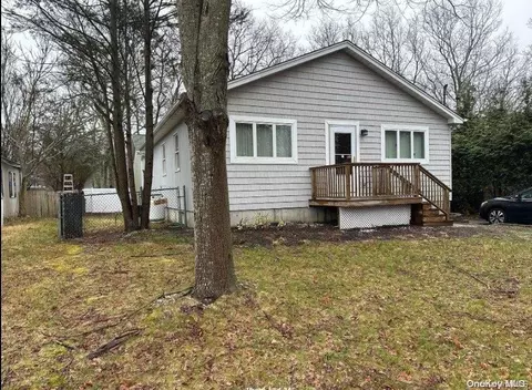 77 Panamoka Trl, Ridge, NY 11961