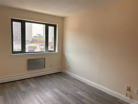 41-28 Haight St #2E, New York, NY 11355