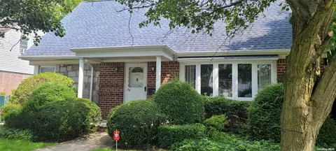 74 Devonshire Dr, North Hempstead, NY 11040