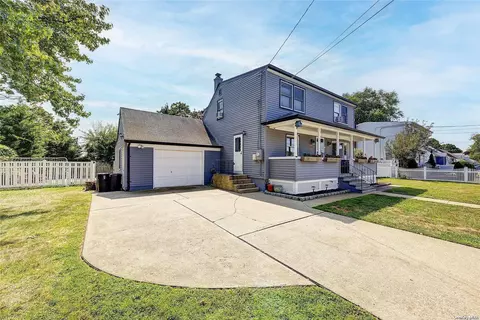 213 31st St, Lindenhurst, NY 11757
