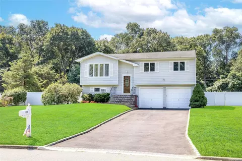 139 Autumn Dr, Hauppauge, NY 11788