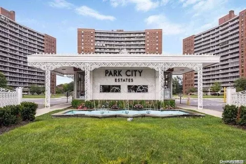61-25 98th St E #15F, Rego Park, NY 11374