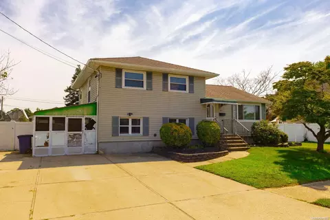 841 Milligan Ln, West Islip, NY 11795