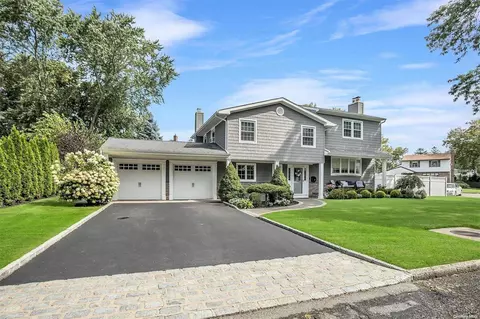 21 Elderwood Ln, Melville, NY 11747