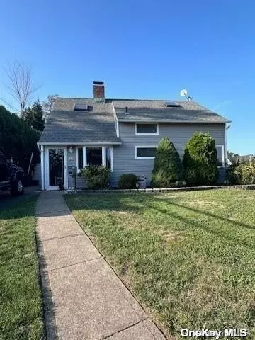 97 Woodcock Ln, Levittown, NY 11756