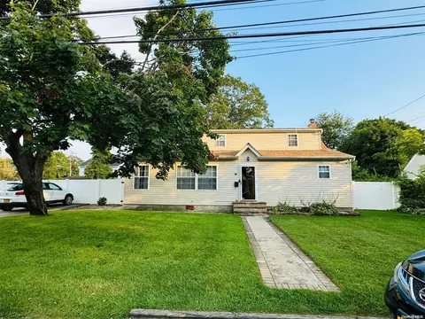 14 Bedell St, Lindenhurst, NY 11757