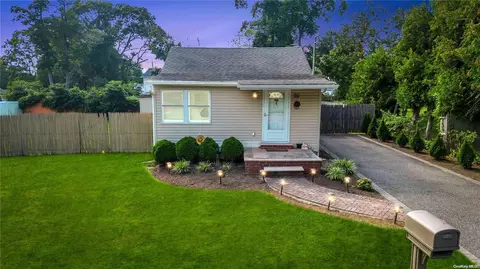 80 Earl St, Deer Park, NY 11729