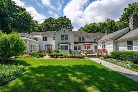 999 Wolver Hollow Rd, Oyster Bay, NY 11771