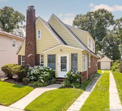 55 Prince Ave, Freeport, NY 11520