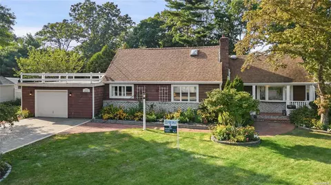 11 Muncey Rd, Bay Shore, NY 11706