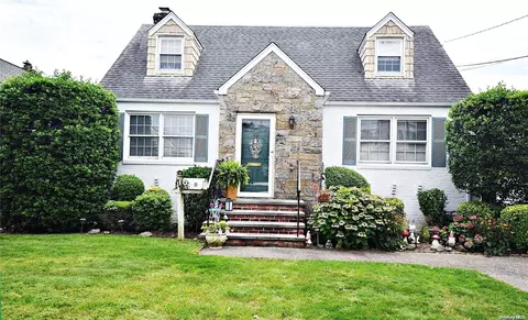 11 Dorothy Pl, Lynbrook, NY 11563