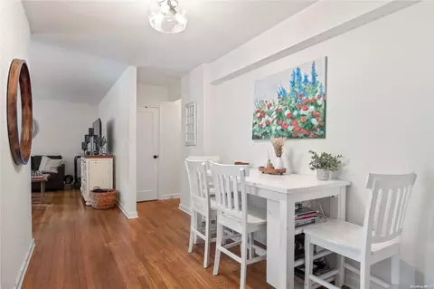 1 Edwards St #1C, North Hempstead, NY 11577