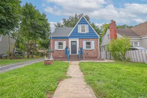 102 W Marshall St, Hempstead, NY 11550