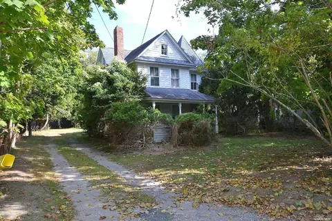 6 River Ave, Eastport, NY 11941