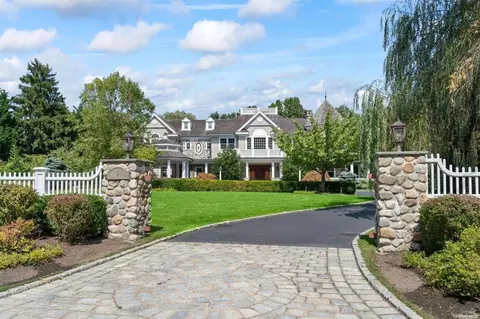 2 Mowbray Ln, Cold Spring Harbor, NY 11724