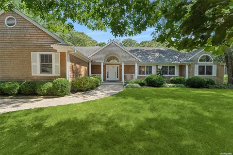 18 Old Fields Ln, Quogue, NY 11959