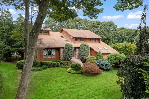 19 Blacksmith Ln, East Northport, NY 11731