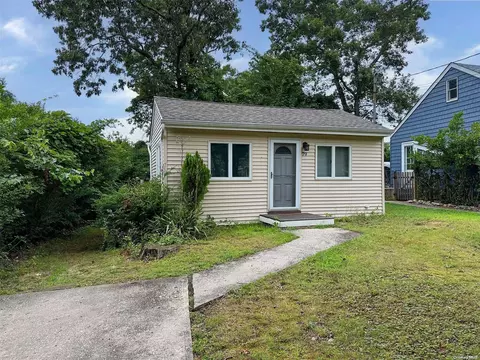 79 Queen Dr, Sound Beach, NY 11789