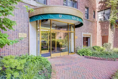 69-10 Yellowstone Blvd #422, New York, NY 11375