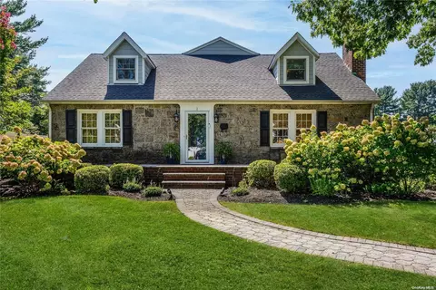 3 Provence Ln, Glen Head, NY 11545