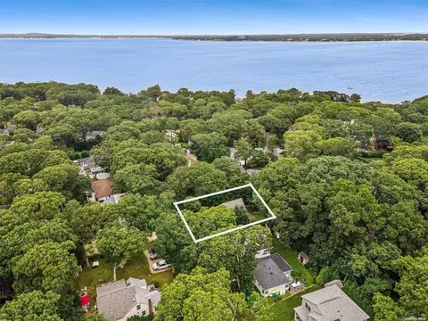 16 Dogwood St, Sag Harbor, NY 11963