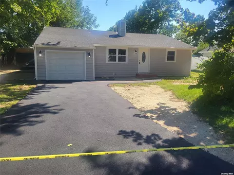 21 Marie Ln, Central Islip, NY 11722