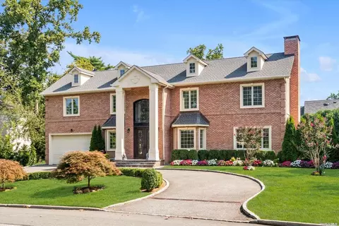 59 Meadow Woods Rd, North Hempstead, NY 11020
