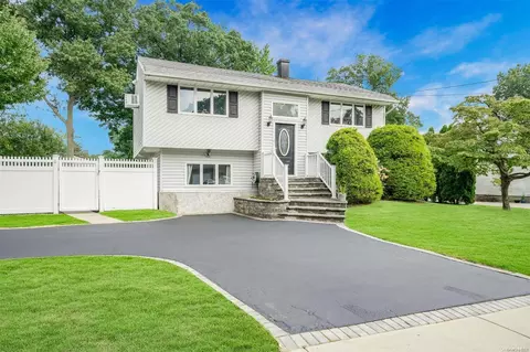 21 Norwalk Ln, Selden, NY 11784