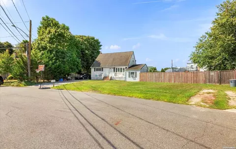 8 Kobb Blvd, Babylon, NY 11702