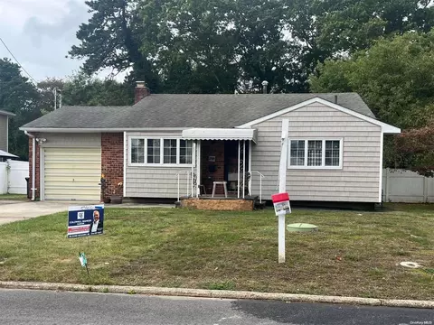 288 W 24th St, Deer Park, NY 11729
