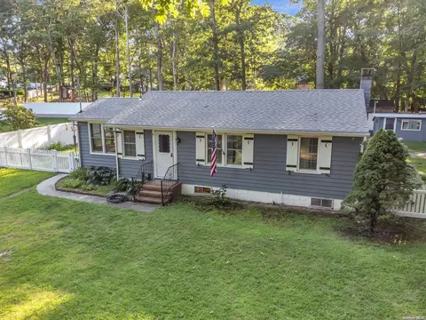 133 Oakwood Dr, Wading River, NY 11792