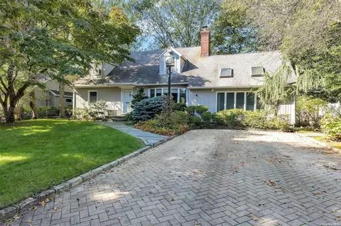 250 Locust Ln, North Hempstead, NY 11577