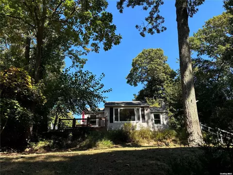 181 Magnolia Dr, Rocky Point, NY 11778