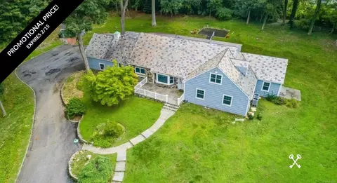 36 Farmstead Ln, Glen Head, NY 11545