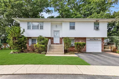 1636 N Jerusalem Rd, Merrick, NY 11566