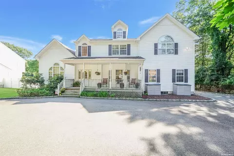 21 Oakdale Ave, Farmingville, NY 11738