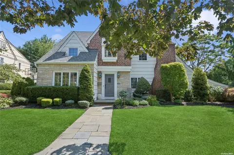 5 Buckingham Rd, Rockville Centre, NY 11570
