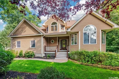 18 Clearfield Pl, Huntington, NY 11743