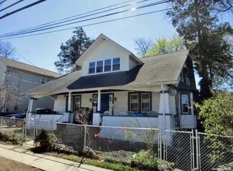140 Amherst St, Hempstead, NY 11550